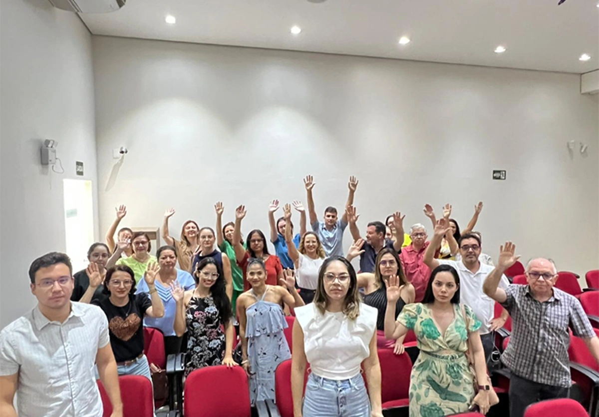 Médicos reunidos no SIMEPI para discutir paralisação