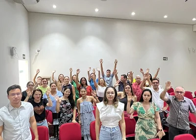 Médicos reunidos no SIMEPI para discutir paralisação