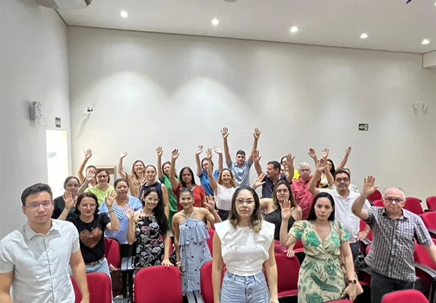 Médicos reunidos no SIMEPI para discutir paralisação