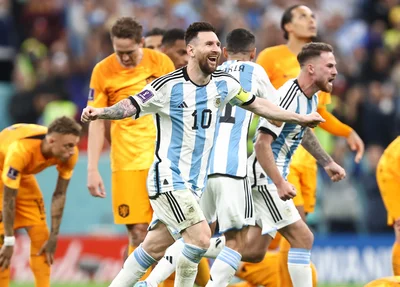 Messi comemorando classificação diante da Holanda