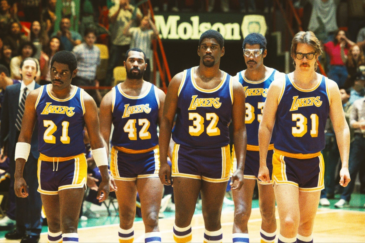 Michael Cooper, James Worthy, Magic Jhonson, Kareem Abdul-Jabbar e Kurt Rumbis na série