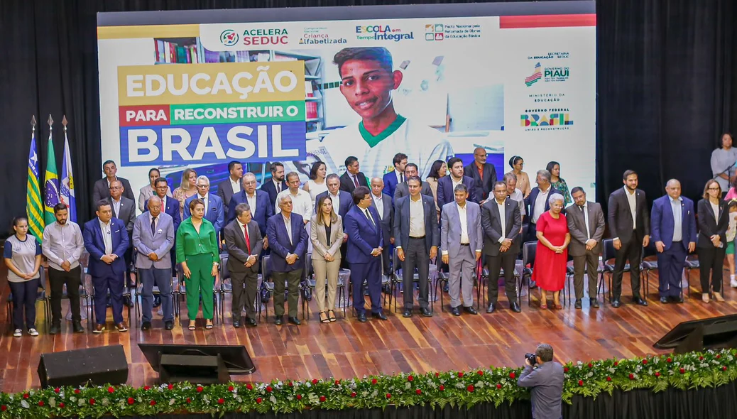 Ministro Camilo Santana em lançamento de programas de Educação no Piauí