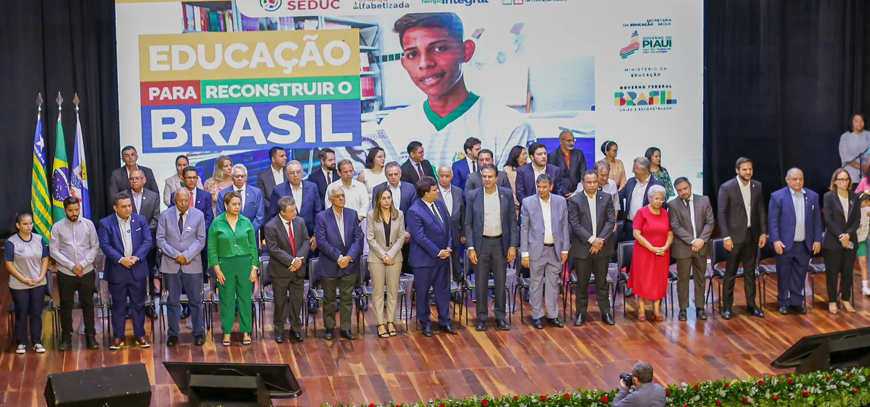 Ministro Camilo Santana em lançamento de programas de Educação no Piauí