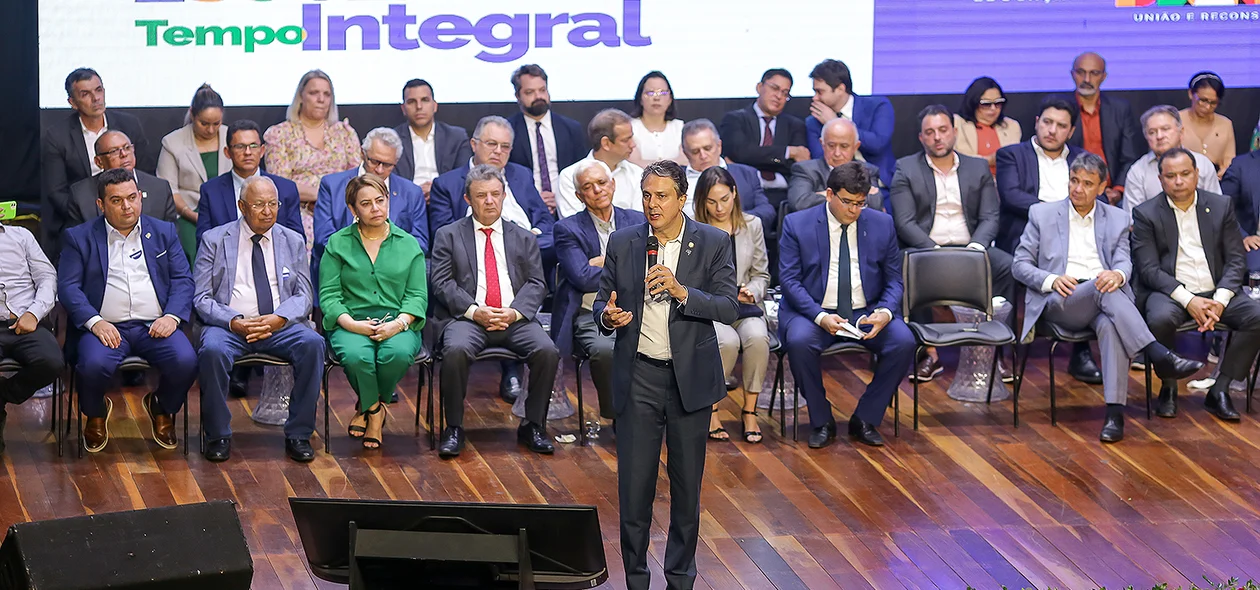 Ministro Camilo Santana em visita ao Piauí