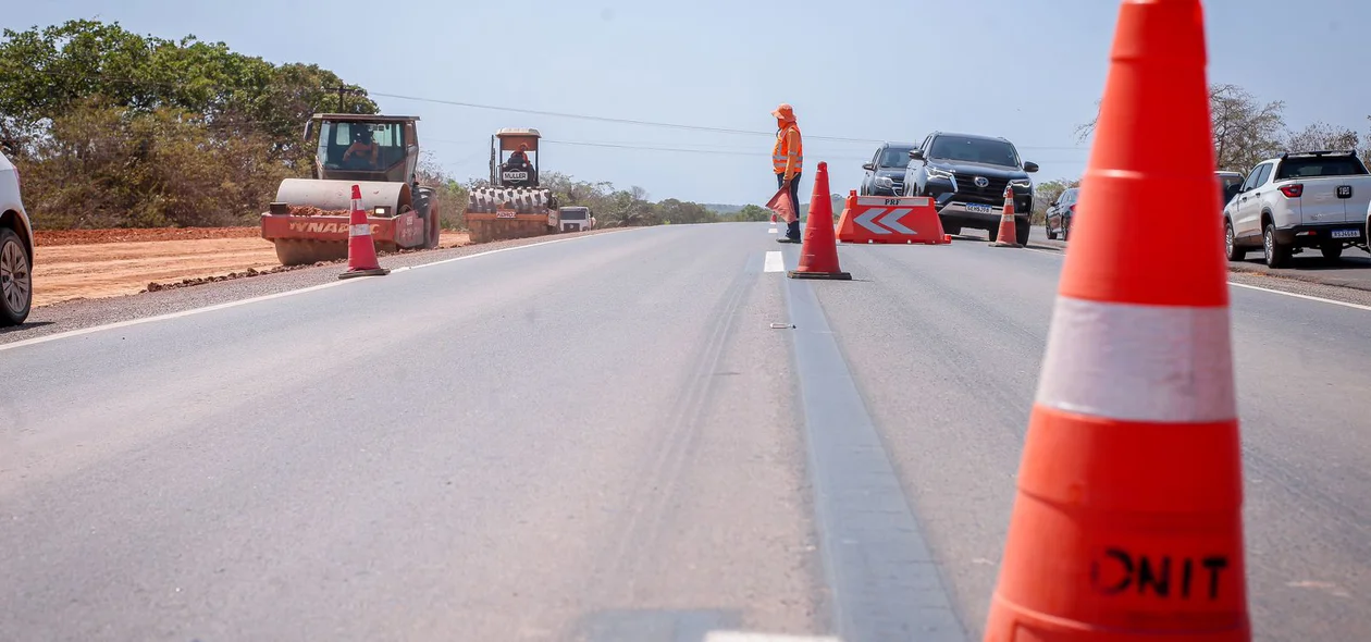 Ministro dos Transportes visita obra de duplicação da BR-316 no Piauí