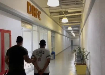 Momento que Kinteiro é levado para a delegacia