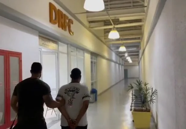 Momento que Kinteiro é levado para a delegacia