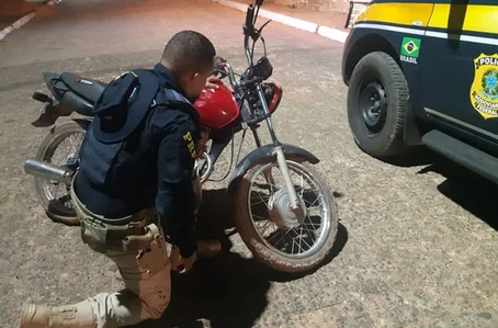 Motocicleta adulterada, flagrada com o condutor que acabou sendo preso