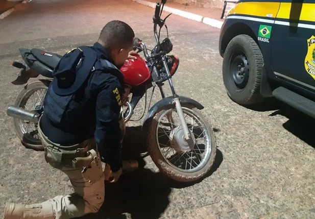 Motocicleta adulterada, flagrada com o condutor que acabou sendo preso