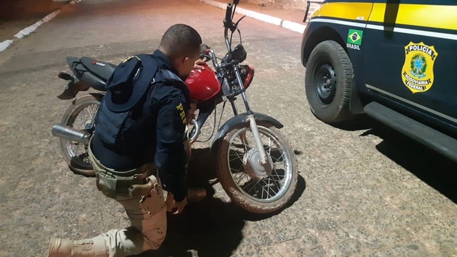 Motocicleta adulterada, flagrada com o condutor que acabou sendo preso