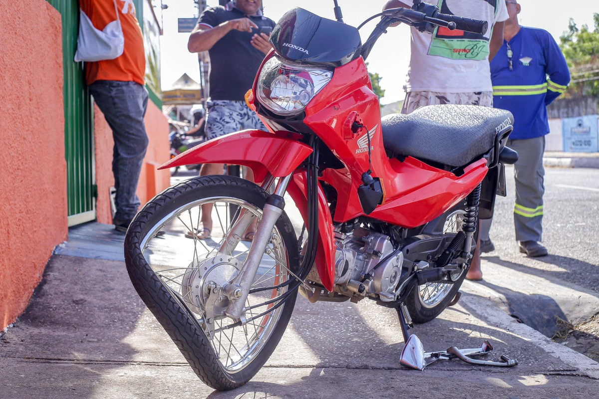Motocicleta ficou com a parte dianteira destruída
