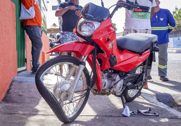Motocicleta ficou com a parte dianteira destruída