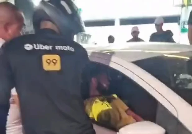 Motorista atropelou motociclista próximo a posto de copmbustíveis