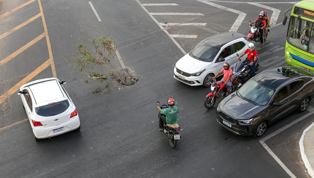Motoristas e motociclistas desviando do buraco
