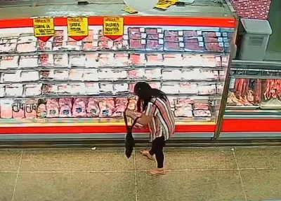 Mulher roubando picanha em supermercado no DF