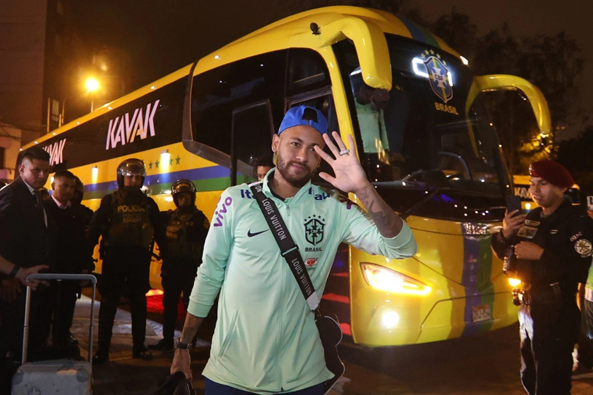 Neymar desembarca no Peru