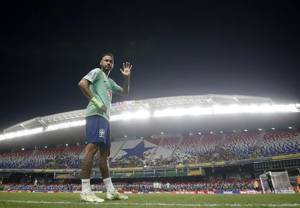 Neymar em treino com a seleção brasileira