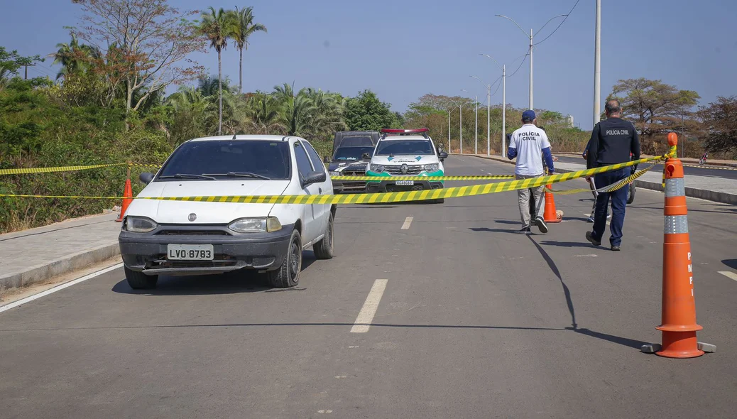 O carro foi abandonado com o corpo após a Estação de Tratamento de Esgoto (ETA) da Águas de Teresina