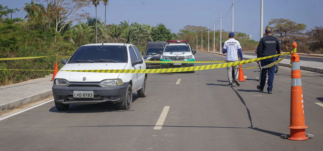 O carro foi abandonado com o corpo após a Estação de Tratamento de Esgoto (ETA) da Águas de Teresina