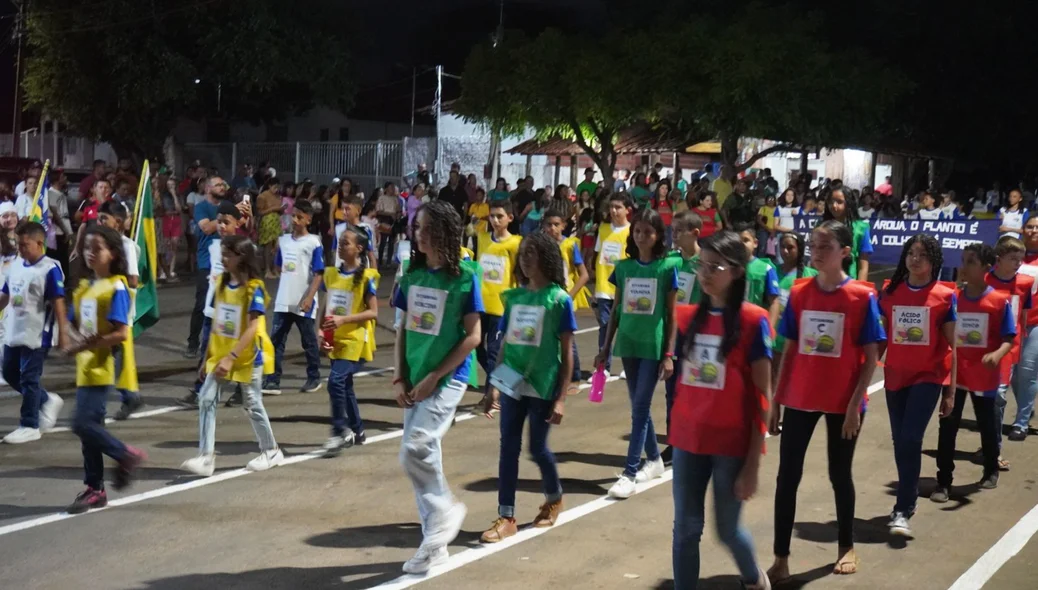 O desfile foi iniciado na Avenida Francisco Pereira