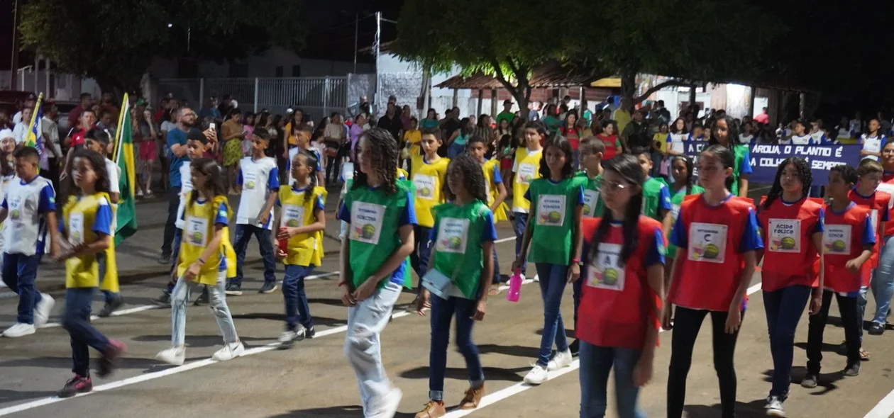 O desfile foi iniciado na Avenida Francisco Pereira