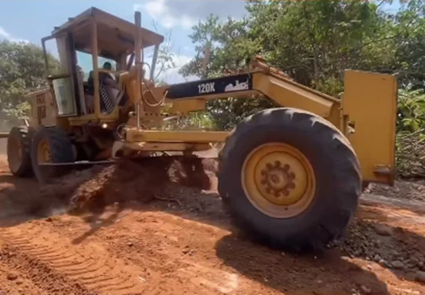 Obra em estrada vicinal de Altos