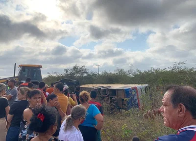 Ônibus com piauienses tombou em Pernambuco e deixou mortos e feridos