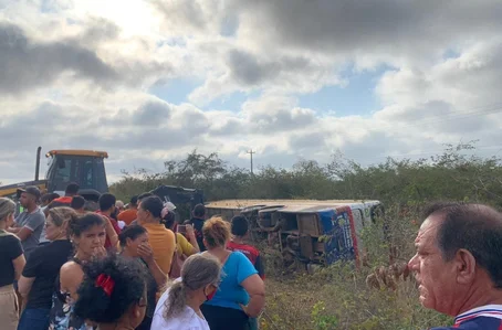 Ônibus com piauienses tombou em Pernambuco e deixou mortos e feridos