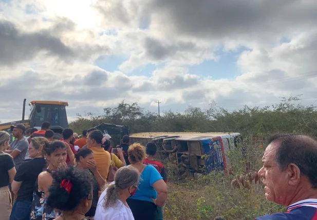 Ônibus com piauienses tombou em Pernambuco e deixou mortos e feridos