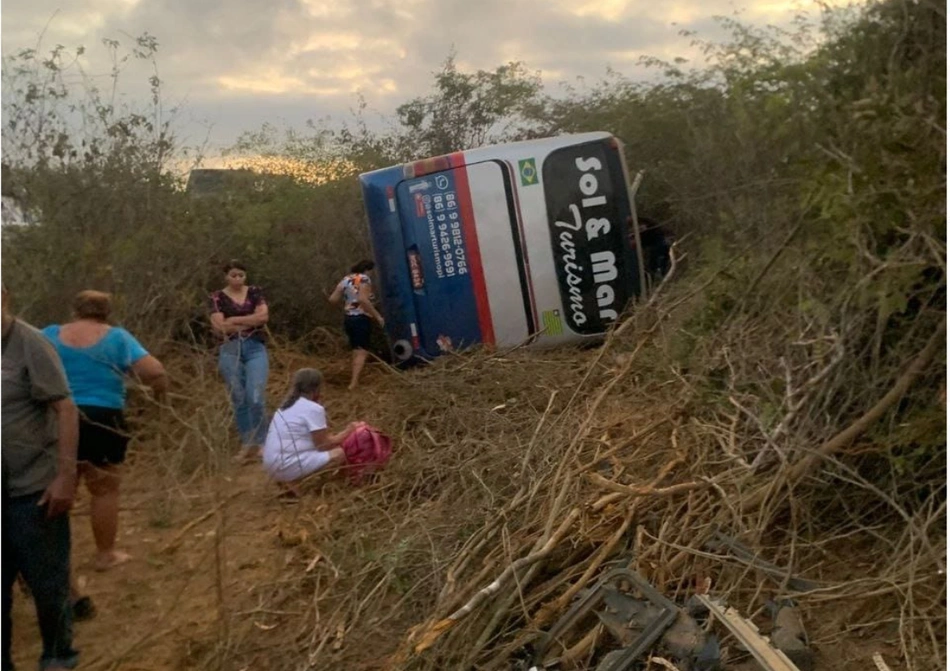 Ônibus envolvido no acidente