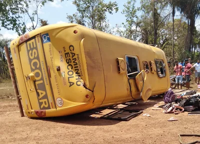 Ônibus tombou com alunos em José de Freitas