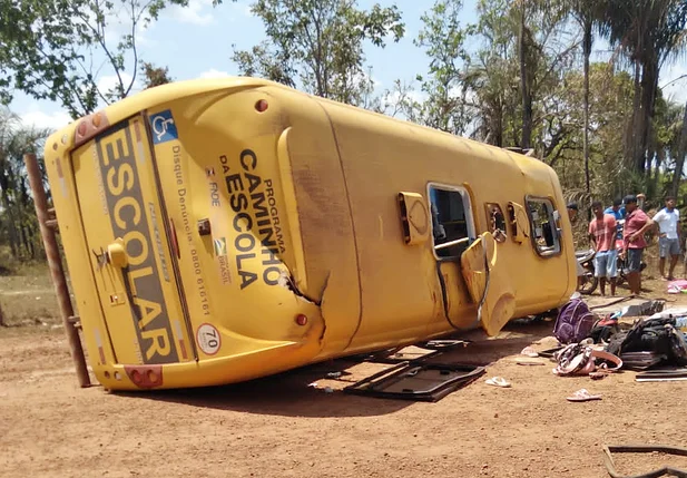 Ônibus tombou com alunos em José de Freitas