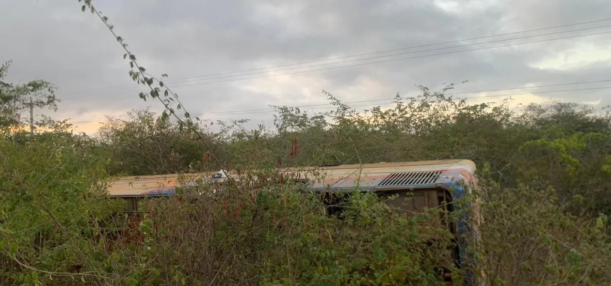 Ônibus tombou fora da pista