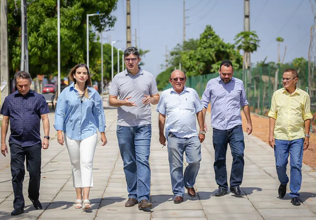 Oposição visita obras na avenida Joaquim Nelson no bairro Dirceu
