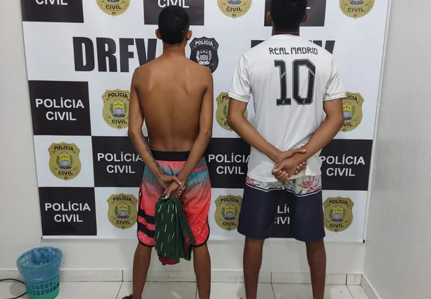 Os dois homens e os itens apreendidos foram encaminhados para a sede do Departamento de Roubo e Furto de Veículos (DRFV)
