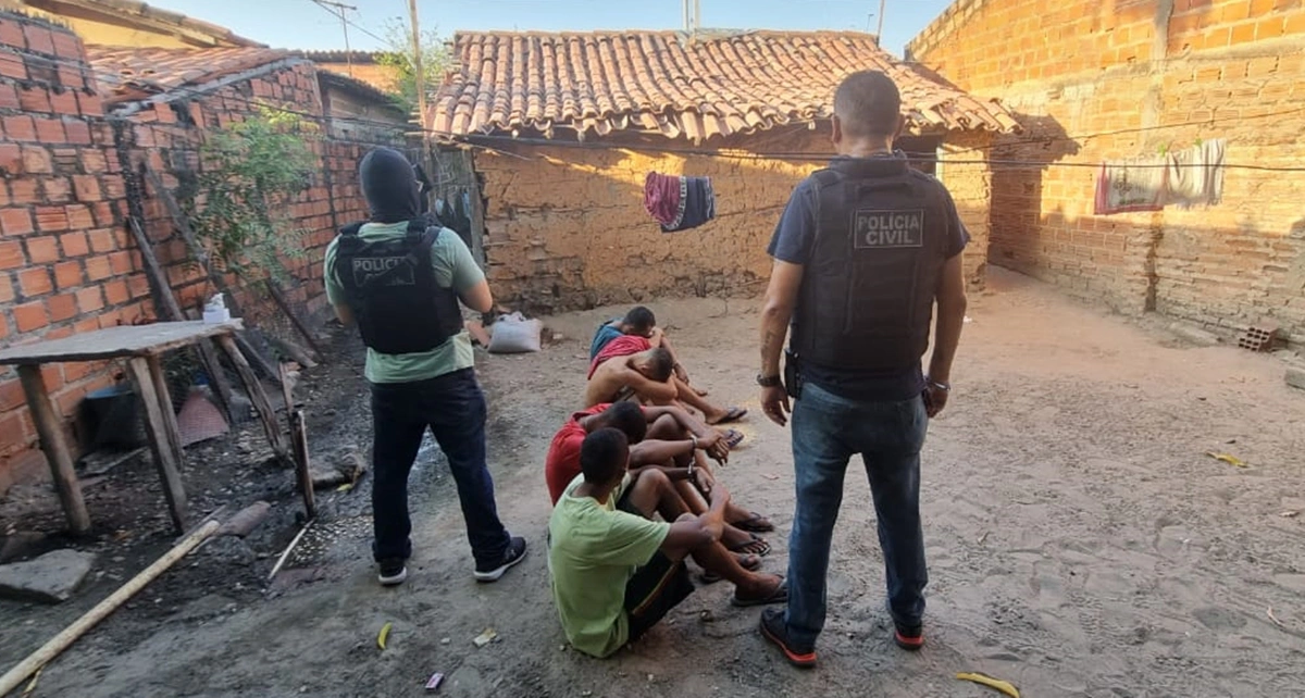 Outros três usuários de drogas também foram presos