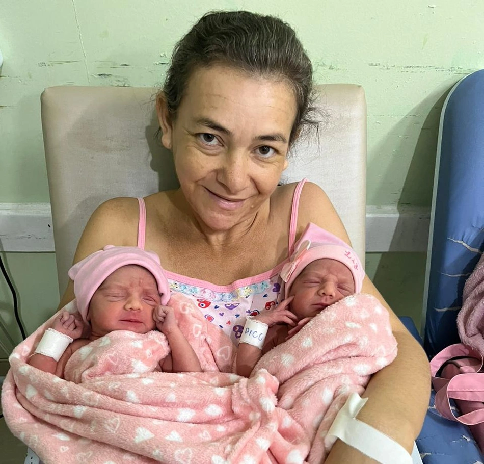 Paciente da Nova Maternidade dá à luz gêmeas em gestação extremamente rara