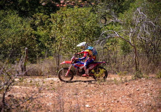 Pilotos Paulo Melo, diretor de prova, e Lucas Campos, comissário técnico, durante o levantamento do Enduro do Corisco 2023
