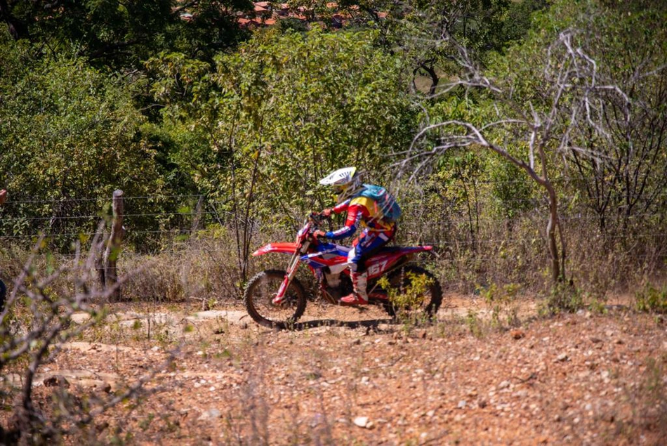 Pilotos Paulo Melo, diretor de prova, e Lucas Campos, comissário técnico, durante o levantamento do Enduro do Corisco 2023