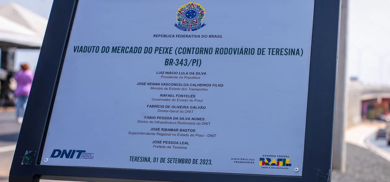 Placa da inauguração do viaduto