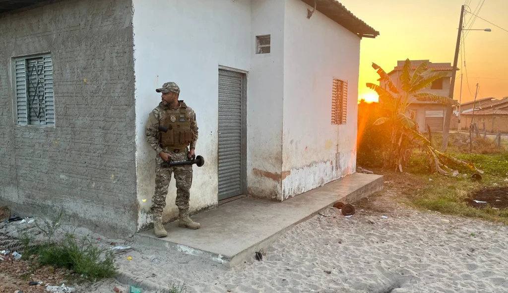 Polícia cumprindo mandados