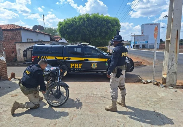 Policiais apreenderam motocicleta durante ação rotineira na BR 020