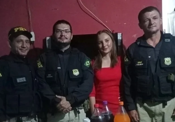 Policiais fazem surpresa para jovem de Piracuruca que sonha ser PRF