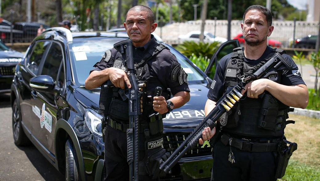 Policiais penais com as novas viaturas