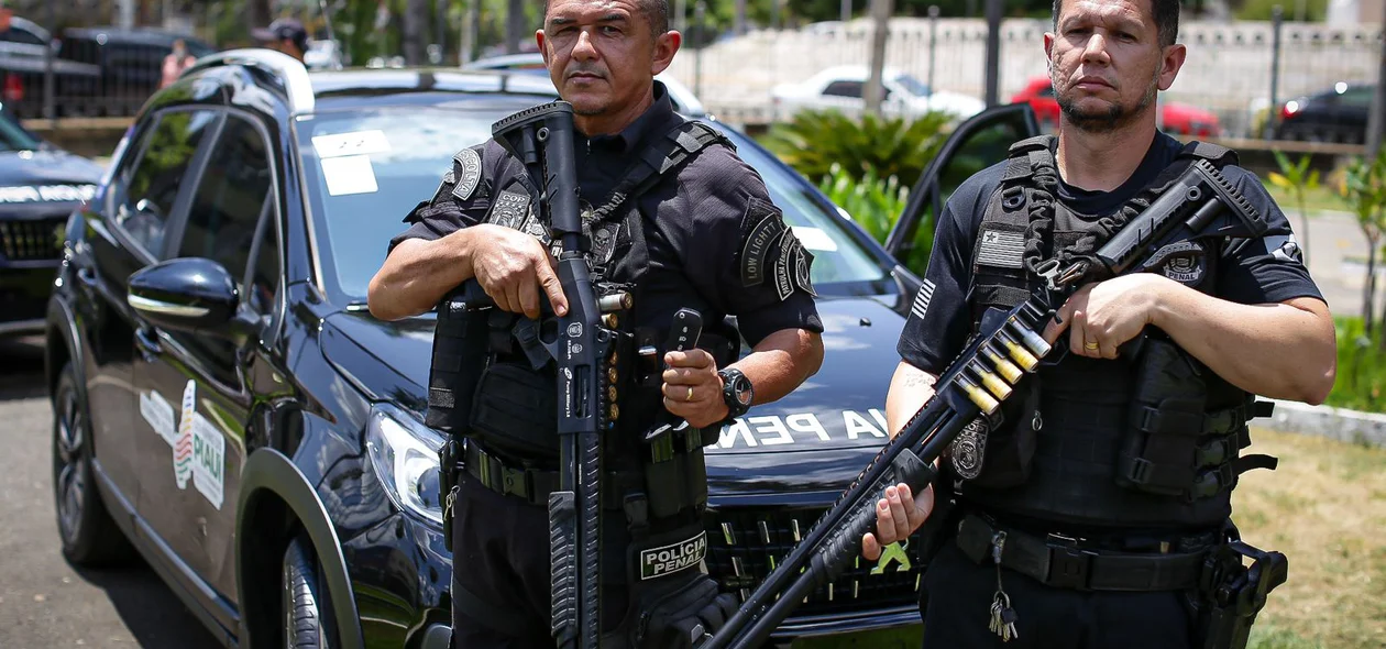 Policiais penais com as novas viaturas