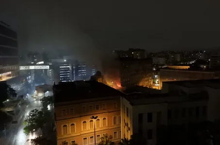 Prédio da Universidade Federal do Rio Grande do Sul é atingido por incêndio