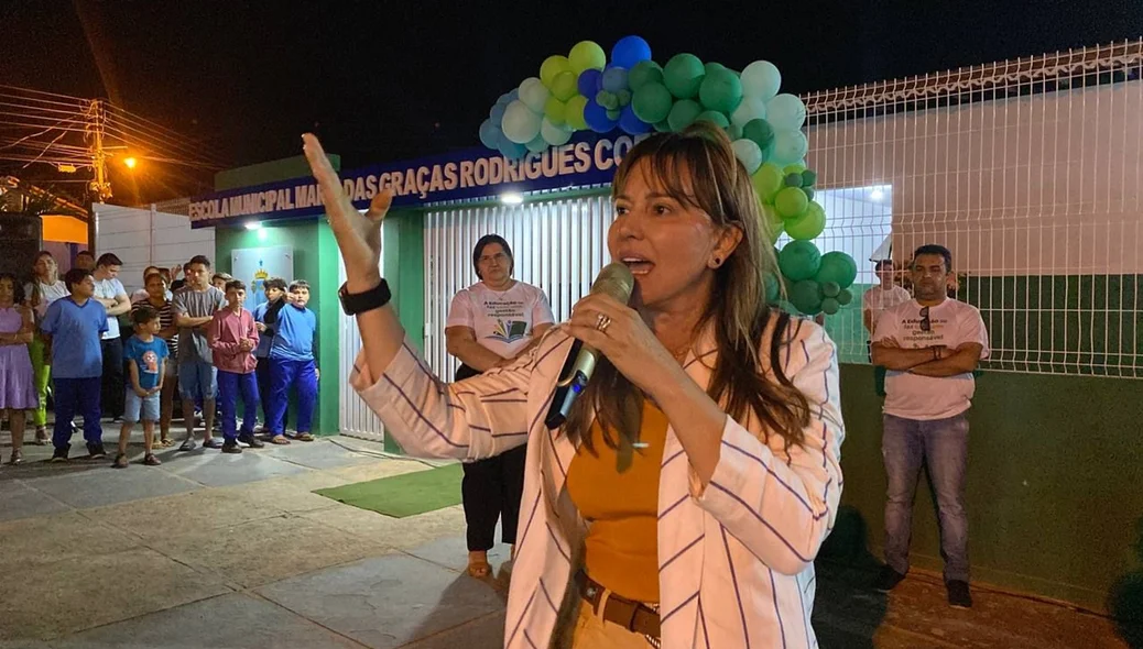 Prefeita Ivanária durante a inauguração