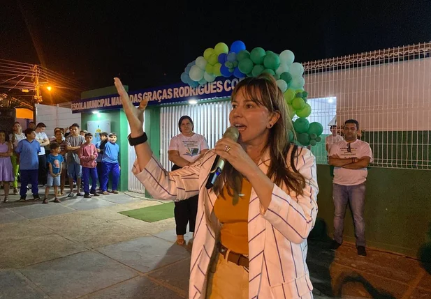 Prefeita Ivanária durante a inauguração