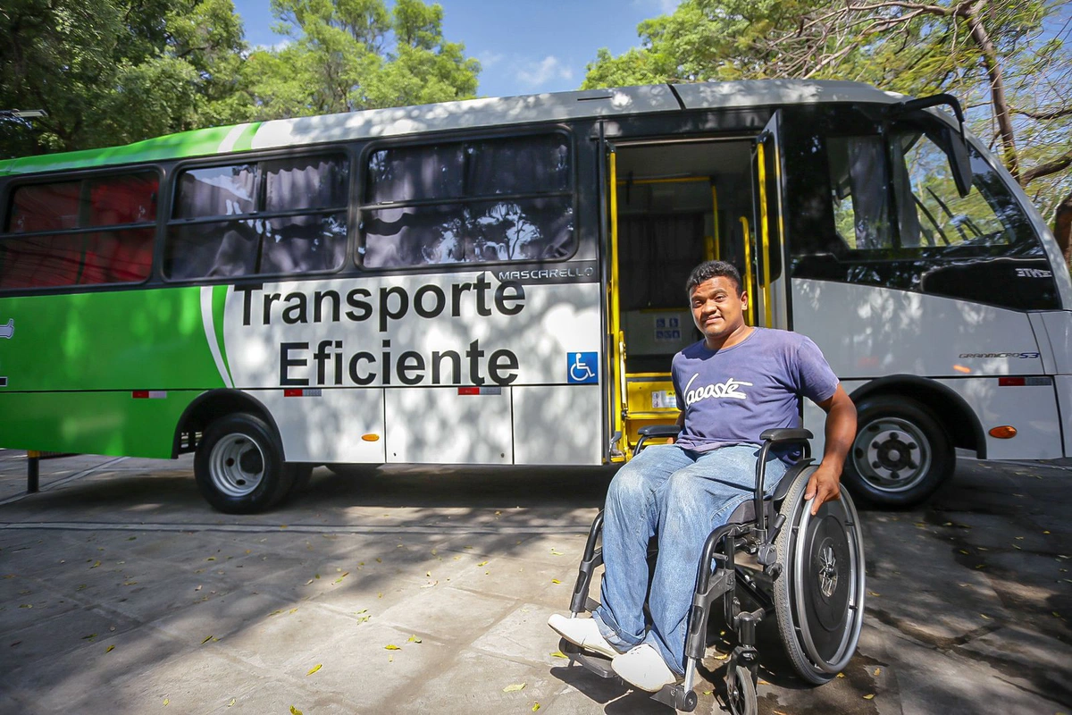 Prefeito Dr. Pessoa entrega três veículos novos do Transporte Eficiente