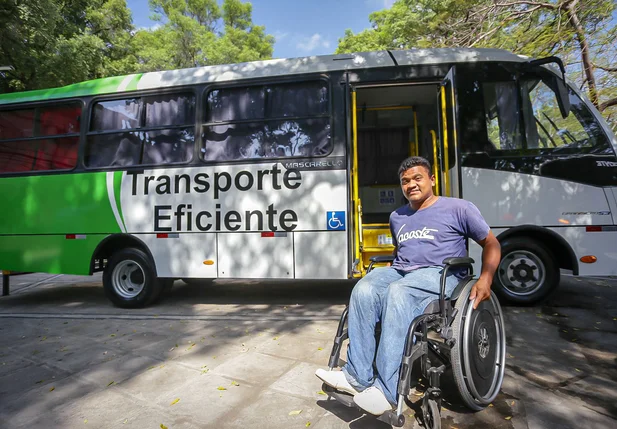 Prefeito Dr. Pessoa entrega três veículos novos do Transporte Eficiente